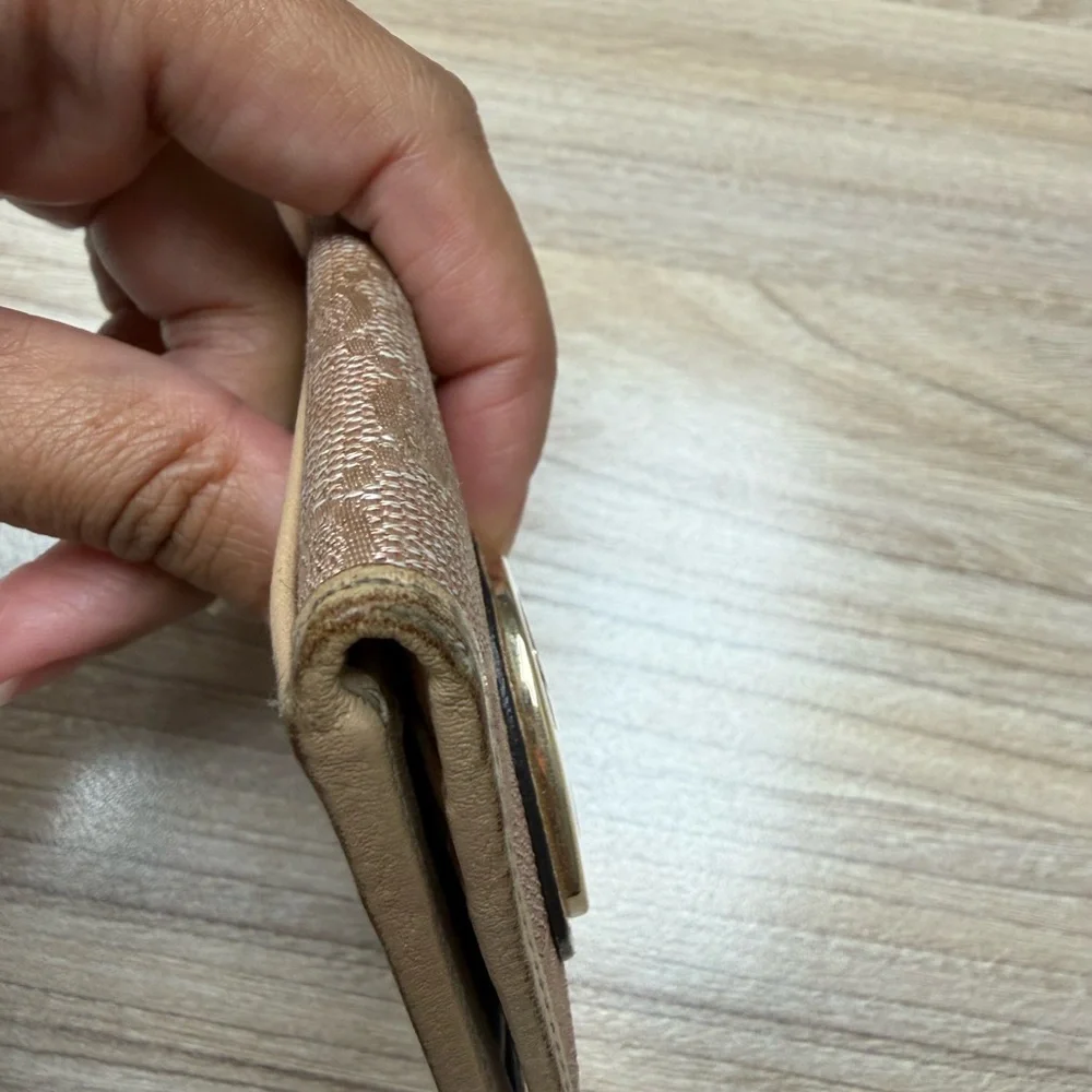 Authentic Gucci Bi-fold Card Holder with Heart Emblem - Picture 8 of 12